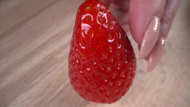 Skär jordgubbar med kniv. Slow motion 100fps — Stockvideo