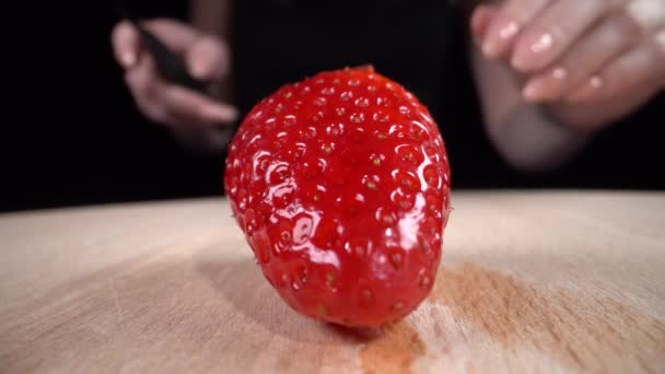 Κόβουμε φράουλες με μαχαίρι. Αργή κίνηση 100fps — Αρχείο Βίντεο
