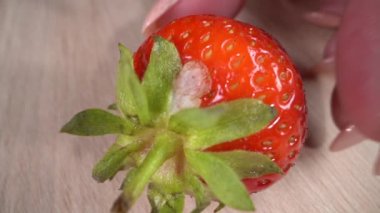 Bıçakla kesilmiş çilek kuyruğu. Yavaş çekim 100fps