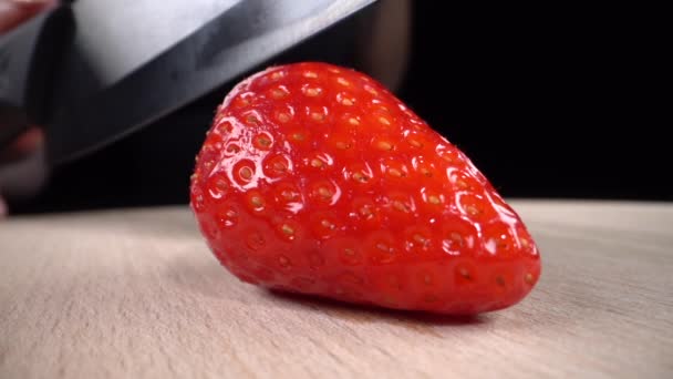 Erdbeeren mit einem Messer schneiden. Zeitlupe 100fps — Stockvideo