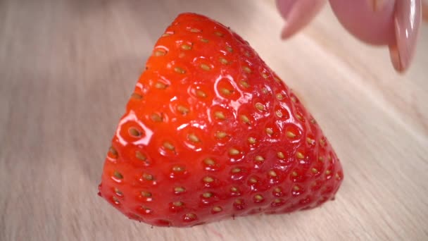 Cortar las fresas con un cuchillo. Movimiento lento 100fps — Vídeos de Stock