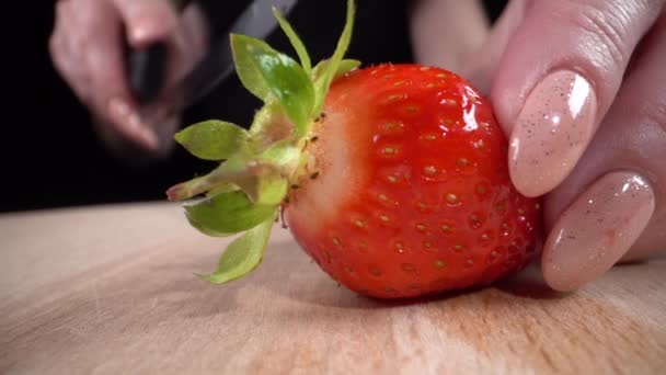 Aardbeienstaart gesneden met een mes. Langzame beweging 100fps — Stockvideo