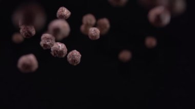 Buğday taneleri siyaha düşüyor. Yavaş çekim 500 fps