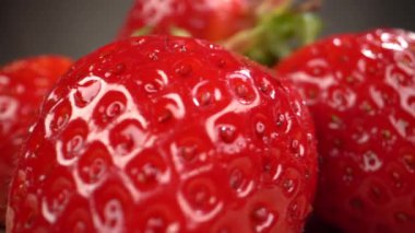 Masada dönen çilekler.