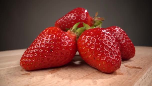 Fresas girando sobre la mesa — Vídeos de Stock