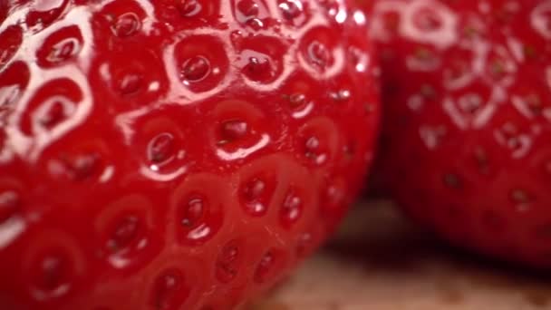 Fresas girando sobre la mesa — Vídeos de Stock
