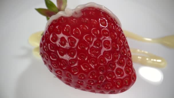 Las fresas se vierten con leche condensada — Vídeos de Stock