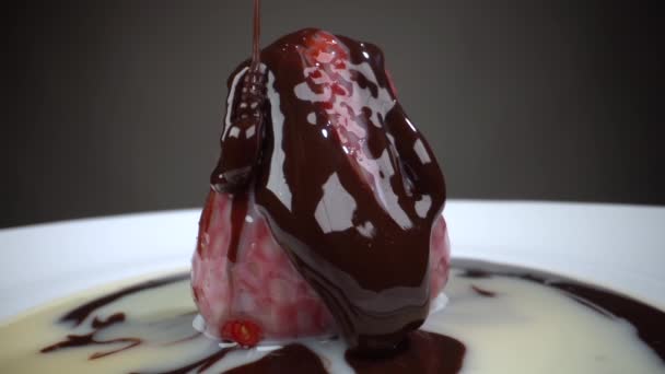 Les fraises sont versées avec du chocolat liquide — Video