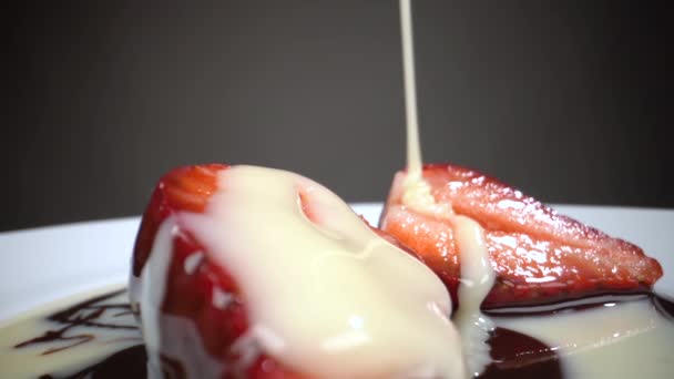 Erdbeeren werden mit Kondensmilch übergossen — Stockvideo