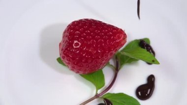 Çilekler sıvı çikolatayla doldurulur.