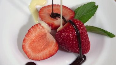 Çilekler sıvı çikolatayla doldurulur.