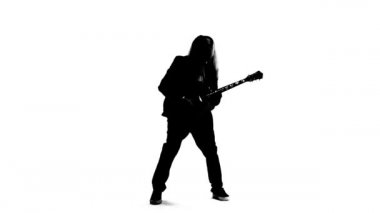 Müzisyen gitar çalar.