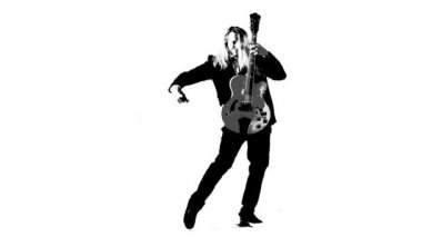 Müzisyen gitar çalar.