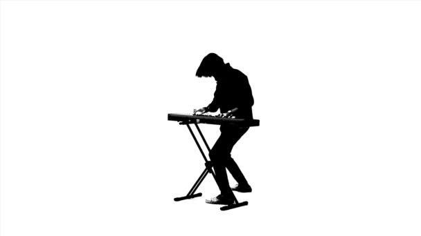 Hij speelt synthesizer. — Stockvideo