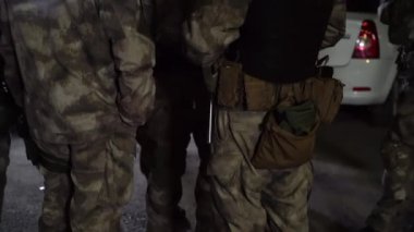 Karanlıkta polis memurları