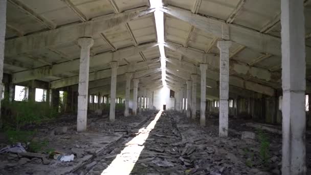 La construction d'une ancienne ferme abandonnée — Video