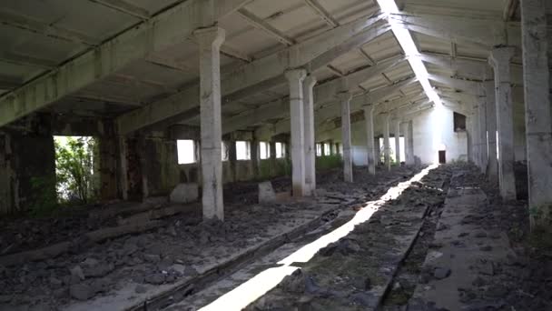 A construção de uma antiga fazenda abandonada — Vídeo de Stock