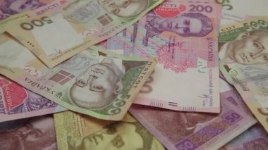 Para masanın üzerinde döndürmek. Hryvnia.