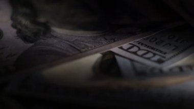 Para masanın üzerinde döndürmek. Yakın çekim. Gölge