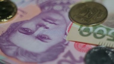Para masanın üzerinde döndürmek. Faturaları ve paralar. Hryvnia.