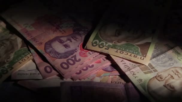 O dinheiro gira sobre a mesa. Contas e moedas. Hryvnia — Vídeo de Stock