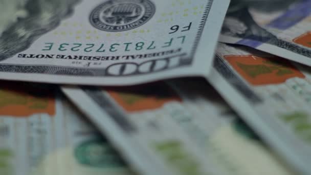 Гроші обертаються на столі. крупним планом — стокове відео