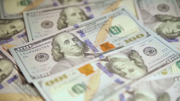 Денежные доллары вращаются на столе — стоковое видео