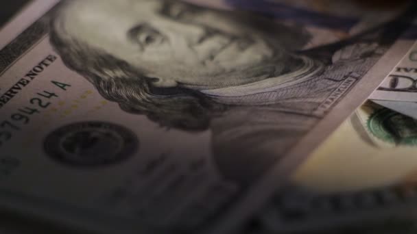O dinheiro gira sobre a mesa. close-up — Vídeo de Stock