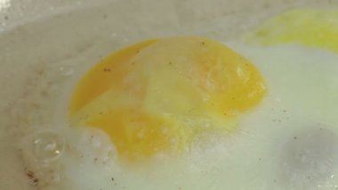 Tavuk kızarmış yumurta