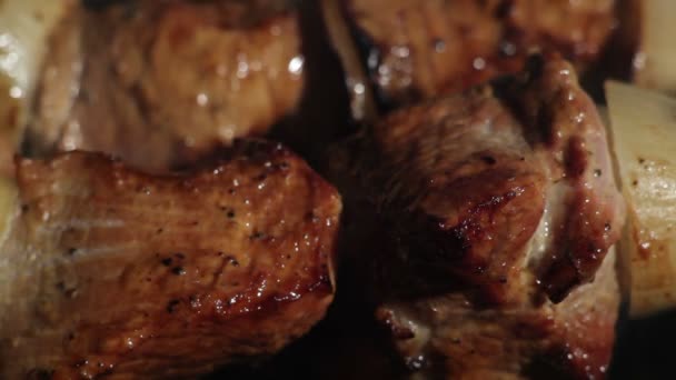 Мясо на гриле в огне — стоковое видео