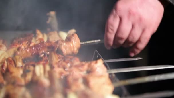 М'ясо на грилі на вогні — стокове відео