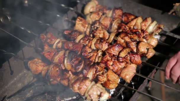 Мясо на гриле в огне — стоковое видео