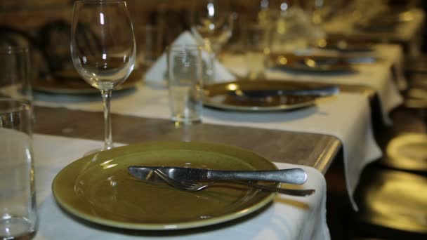 Древняя посуда на столе — стоковое видео
