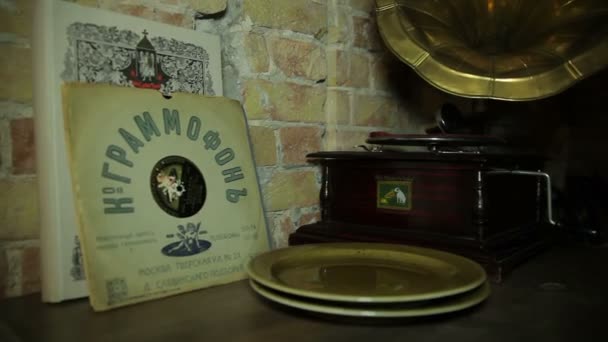 Gramophone on the table — Stock Video