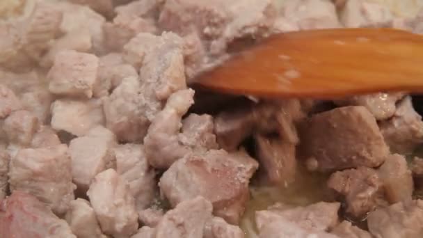Мясо в сковороде — стоковое видео
