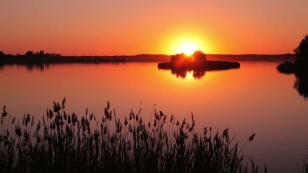 Puesta de sol en el lago. Cronograma — Vídeo de stock