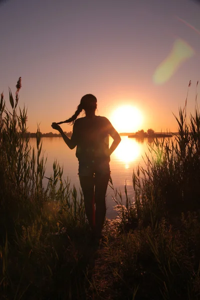 Gün batımında gölde kız