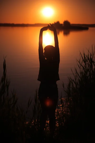 Gün batımında gölde kız