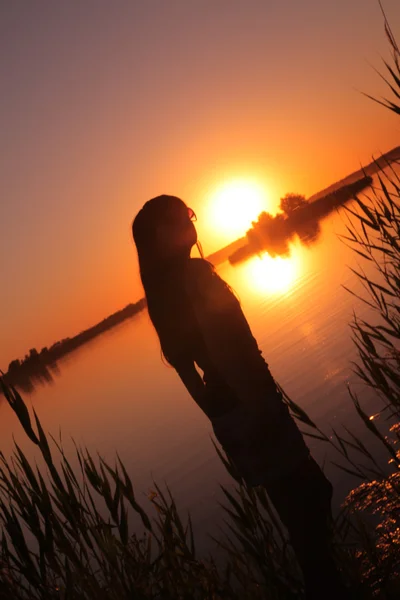 Gün batımında gölde kız