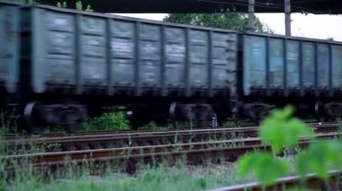 tren rayları üzerinde sürmek