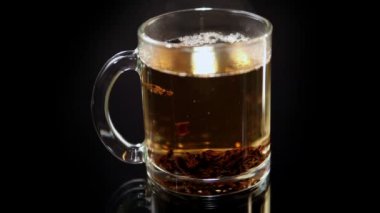 çay bir fincan kaynar su dökülür