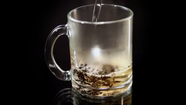 La taza de té se vierte agua hirviendo — Vídeo de stock