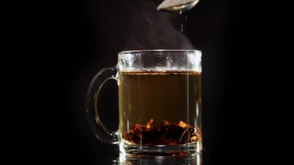 La taza de té es azúcar vertido — Vídeo de stock