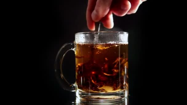 Una taza de té con azúcar mezclado — Vídeo de stock