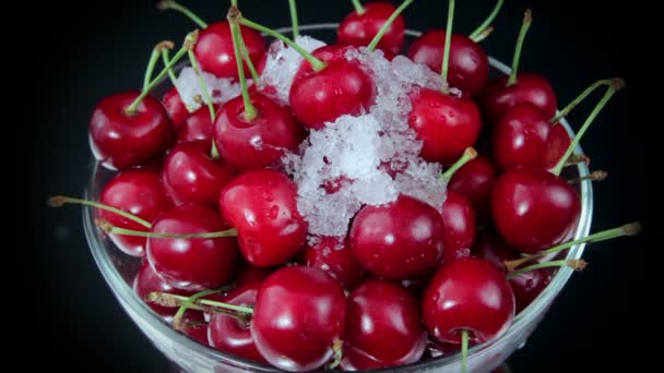 Cerejas, cereja vermelha no prato. Tempo de Caducidade — Vídeo de Stock
