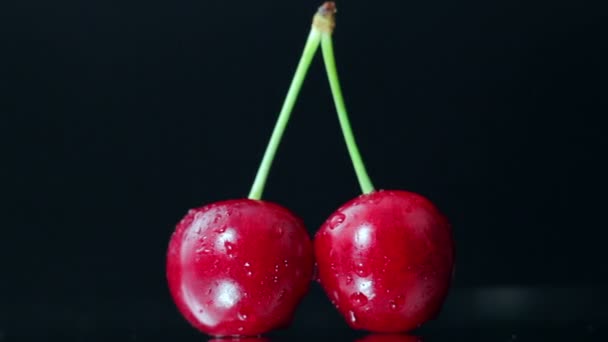 Две красные вишни — стоковое видео