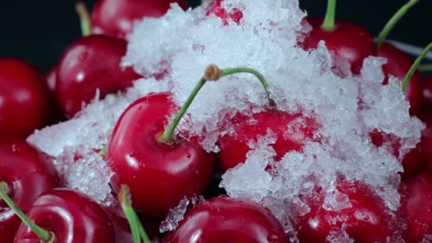 Cerezas, cereza roja en el plato. Tiempo de caducidad — Vídeo de stock