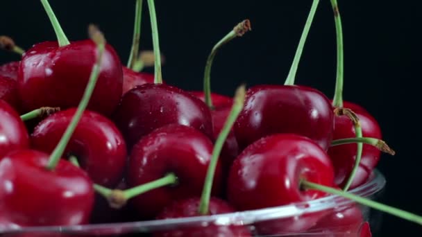 Cerezas, cereza roja en la placa — Vídeo de stock