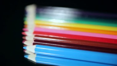 Renkli Kalemler. Çeviri Odak