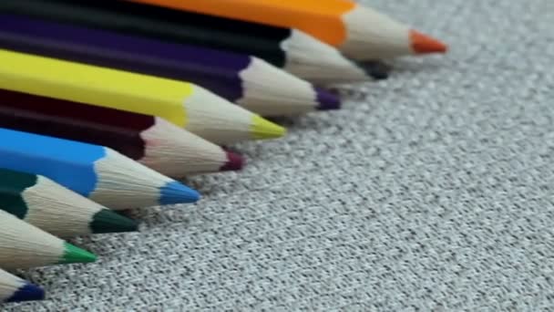 Färgade blyertspennor tolv stycken ligger på vit trasa — Stockvideo